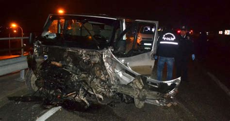K­a­ç­a­k­l­a­r­ı­ ­t­a­ş­ı­y­a­n­ ­m­i­n­i­b­ü­s­ ­k­a­z­a­ ­y­a­p­t­ı­:­ ­1­ ­ö­l­ü­,­ ­2­5­ ­y­a­r­a­l­ı­